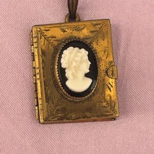 Vintage Classic Gold Cameo Locket Necklace